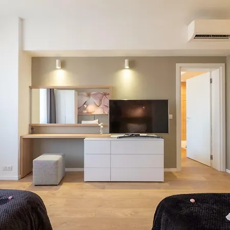 Vitosha Blvd Luxury 2-Bedroom, 2-Bathroom With Balcony Apartmán *