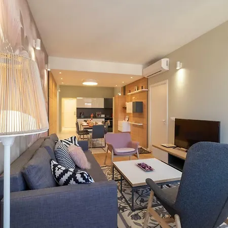 Daire Vitosha Blvd Luxury 2-bedroom, 2-bathroom With Balcony Sofya