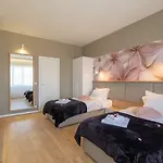Vitosha Blvd Luxury 2-bedroom, 2-bathroom With Balcony דירה סופיה