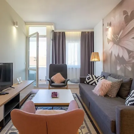 Vitosha Blvd Luxury 2-bedroom, 2-bathroom With Balcony * София
