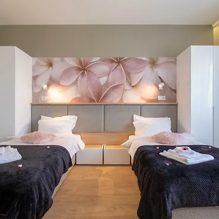 Апартаменты Vitosha Blvd Luxury 2-bedroom, 2-bathroom With Balcony София